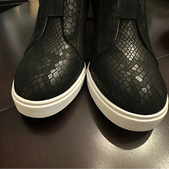NIB Linea Paolo Felicia Black Snake Print Wedge Sneaker Bootie Size 8.5M - Picture 4 of 7